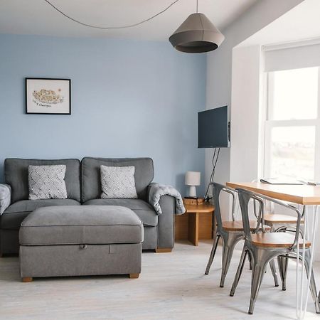 Barry Island Beachfront Apartment - Stunning Bay Views And Private Parking Exterior photo