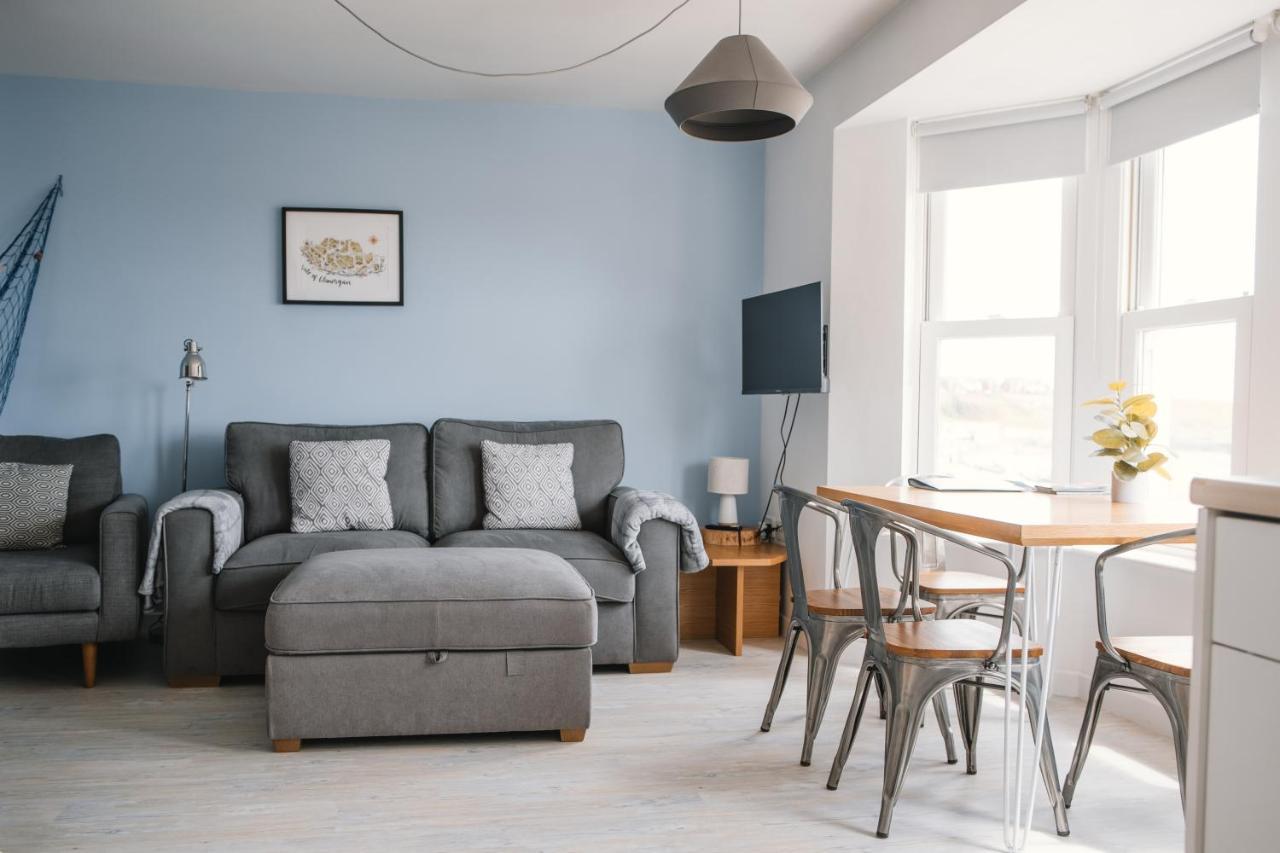 Barry Island Beachfront Apartment - Stunning Bay Views And Private Parking Exterior photo