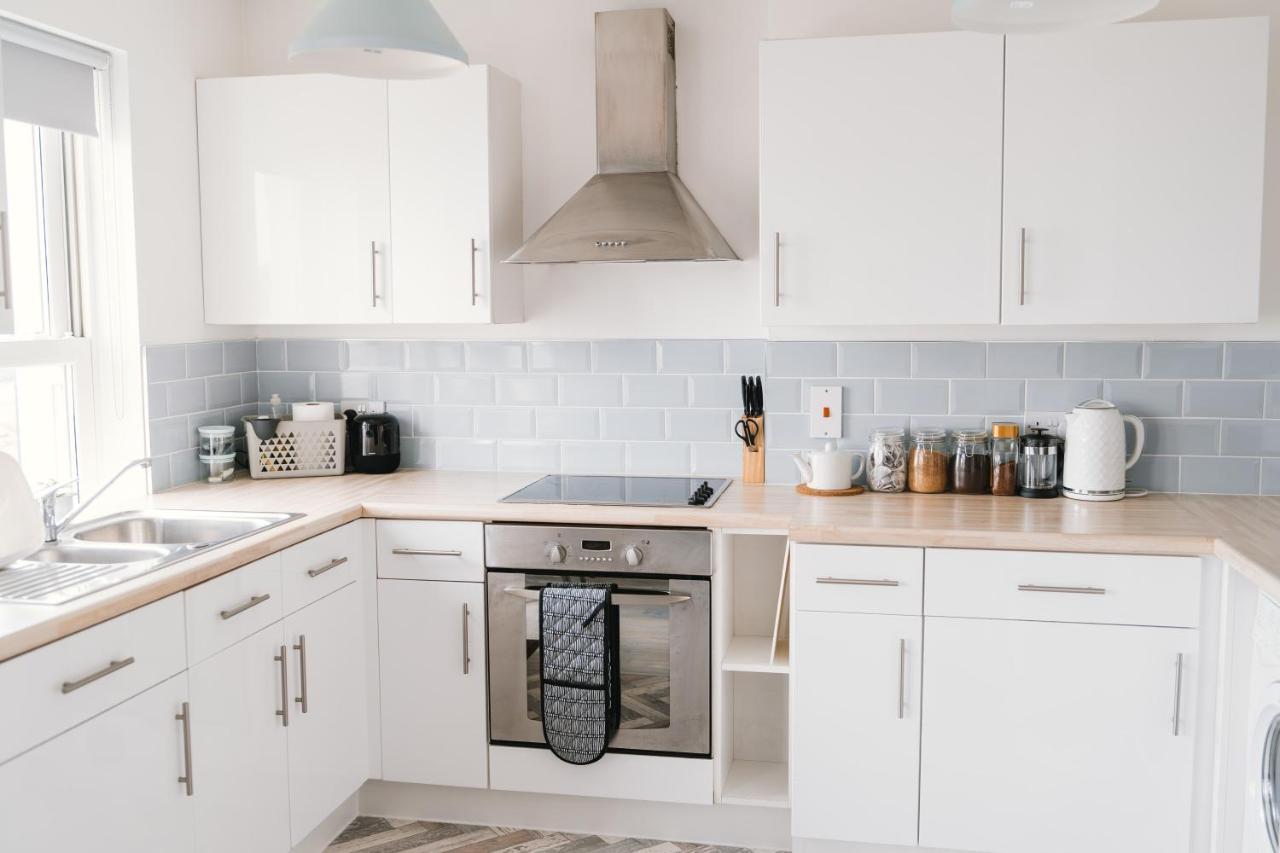 Barry Island Beachfront Apartment - Stunning Bay Views And Private Parking Exterior photo