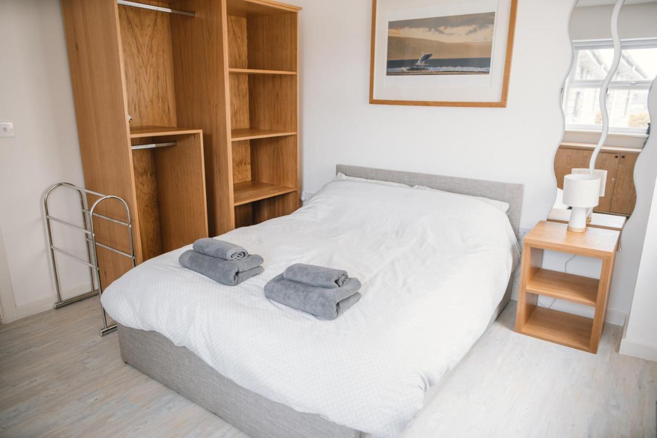 Barry Island Beachfront Apartment - Stunning Bay Views And Private Parking Exterior photo