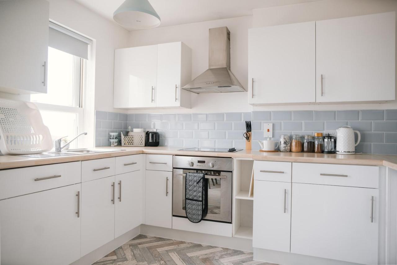 Barry Island Beachfront Apartment - Stunning Bay Views And Private Parking Exterior photo